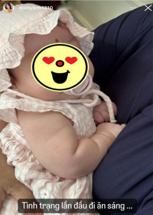 Hồi tháng 9, người đẹp bất ngờ đăng tải hình ảnh con gái kèm dòng chú thích: "Tình trạng lần đầu đi ăn sáng". Có thể thấy, con gái Hoa hậu Mỹ Linh khá bụ bẫm. Ảnh: Vietnamnet.