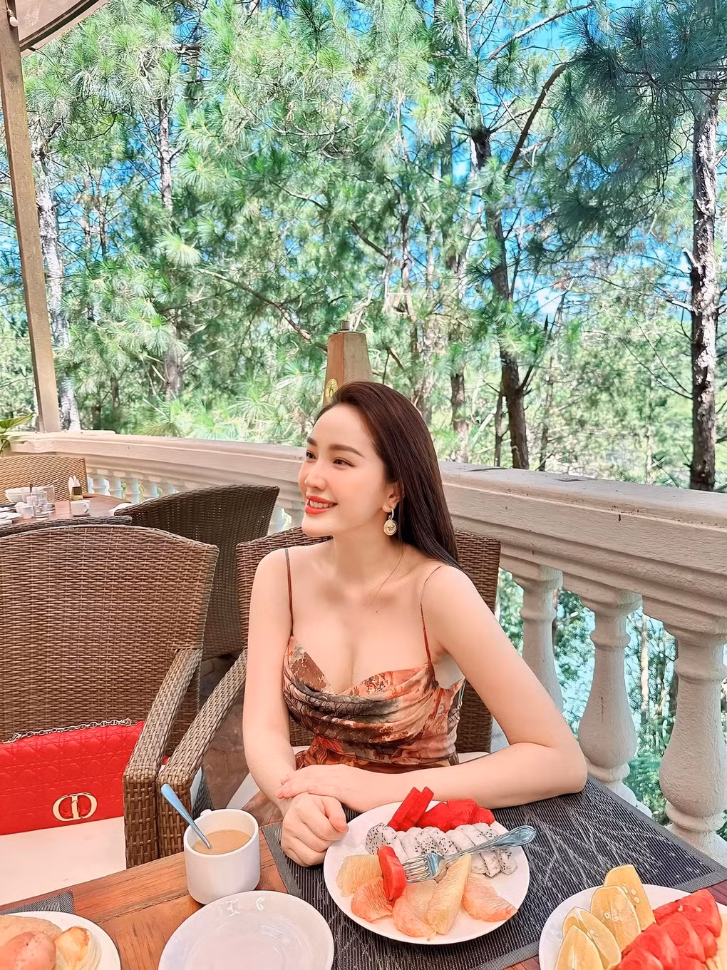 Người đẹp được chồng đại gia cưng chiều. Ông xã thường xuyên đưa cô đi du lịch nhiều nơi trên thế giới, tặng xe sang, hàng hiệu đắt tiền.