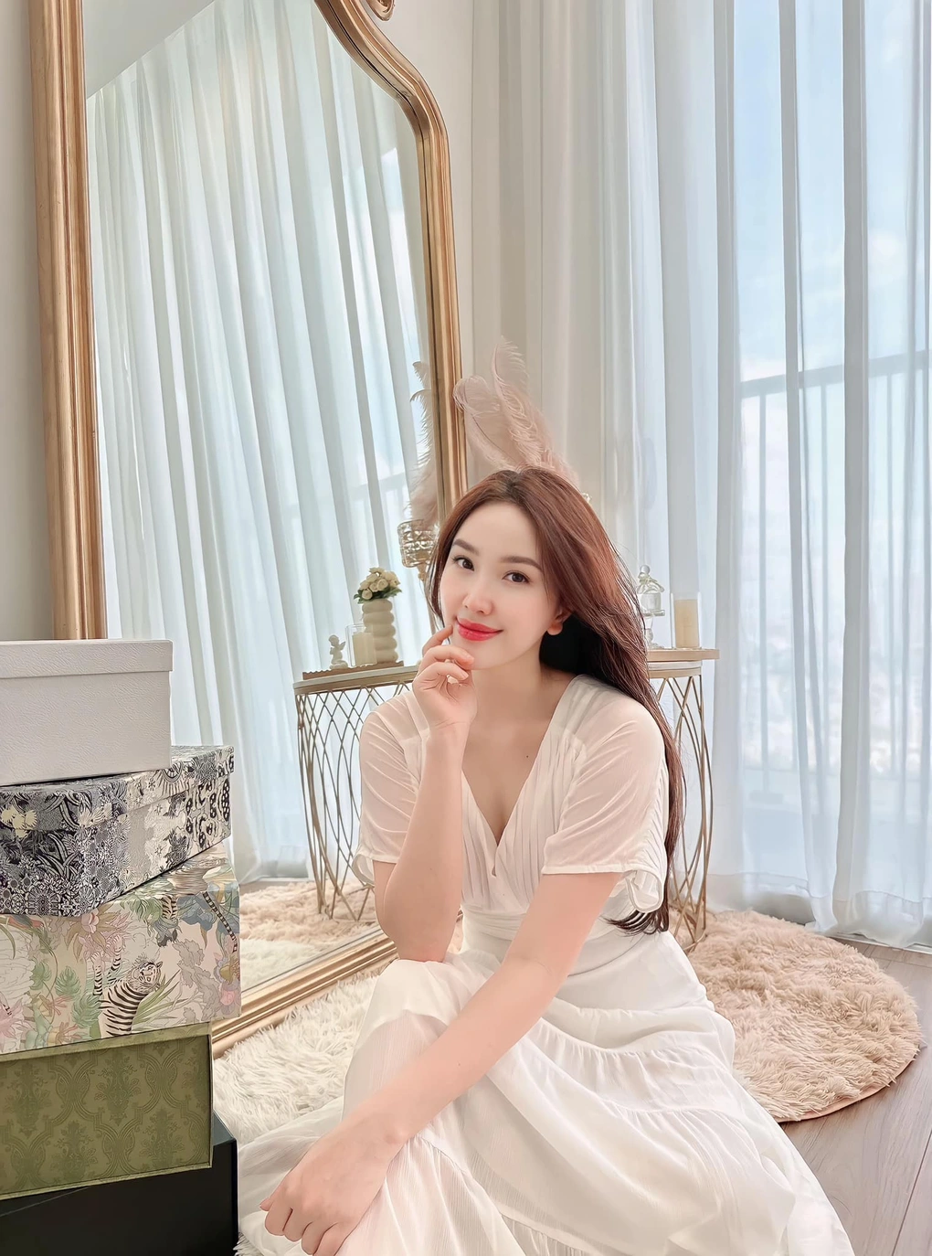 Trong chương trình "The Khang show" hồi tháng 5, giọng ca 8X nói cô và chồng có sự đồng điệu trong tâm hồn, lối sống. "Anh không lãng mạn, cũng chẳng biết nói lời ngôn tình. Chỉ biết rằng anh luôn yêu thương, quan tâm và chăm sóc cho tôi cũng như mọi người xung quanh từ những chuyện nhỏ bé nhất", nữ ca sĩ chia sẻ.