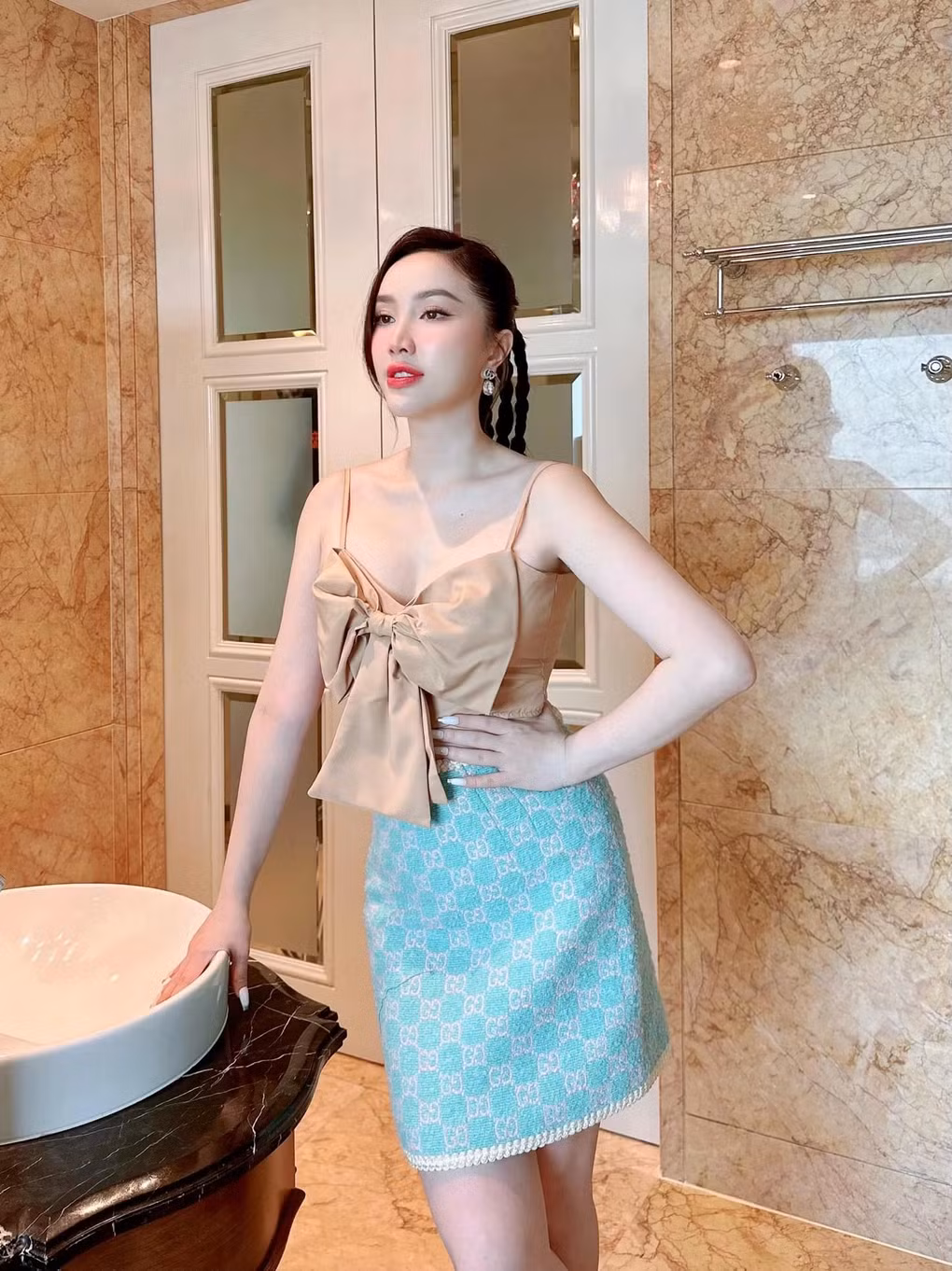 Bước sang tuổi 35, Bảo Thy nhận nhiều lời khen về nhan sắc trẻ trung, quyến rũ. Hiện cô giữ số đo 3 vòng là 92-65-93cm.