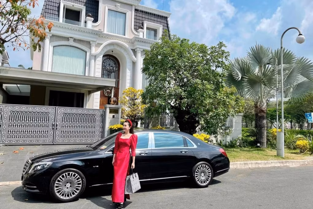 Gia đình cô sống trong căn biệt thự bề thế như tòa lâu đài tại quận 7 (TPHCM). Căn biệt thự lấy tông trắng làm chủ đạo, có khuôn viên rộng rãi.