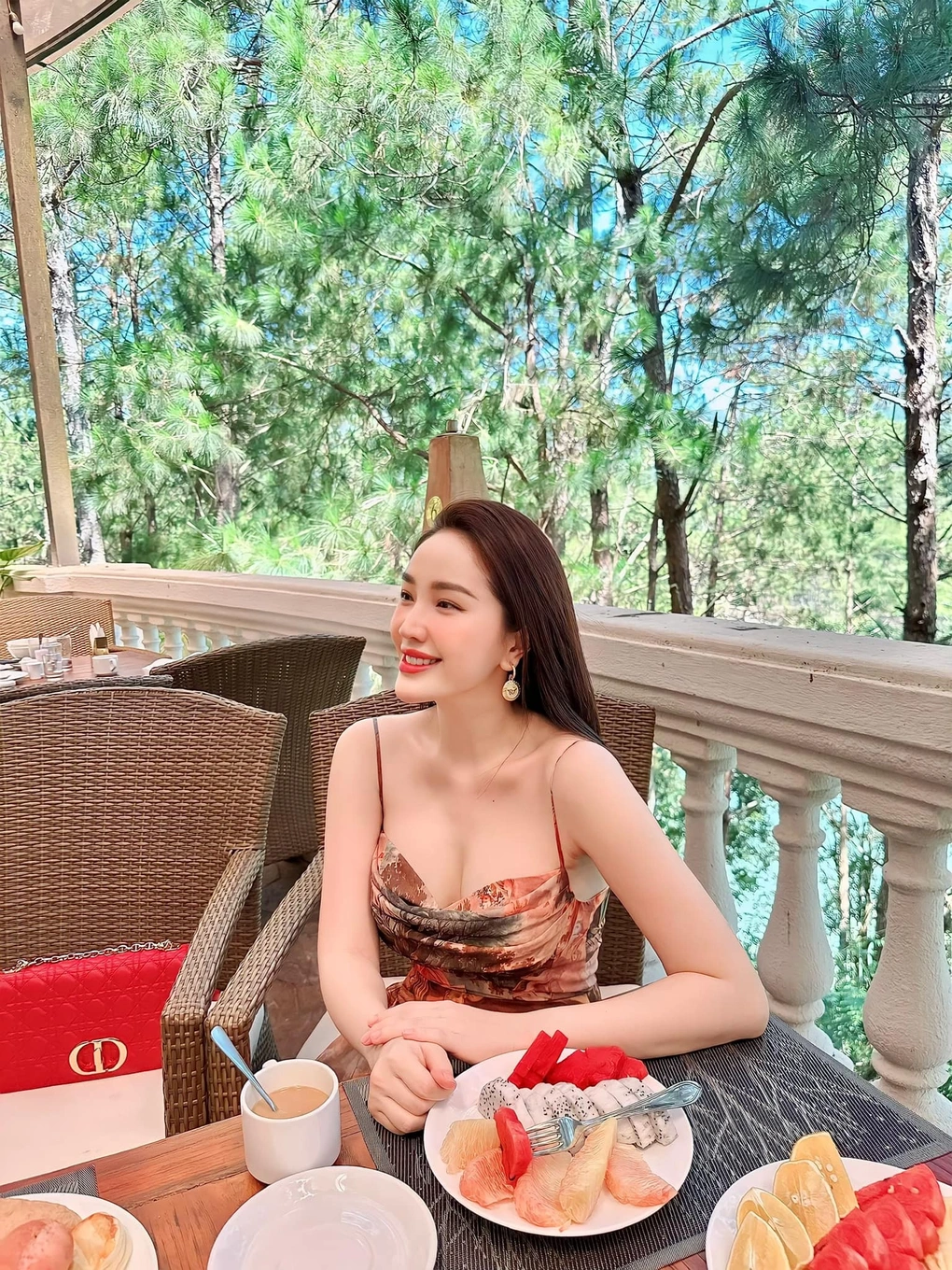 Người đẹp được chồng đại gia cưng chiều. Ông xã thường xuyên đưa cô đi du lịch nhiều nơi trên thế giới, tặng xe sang, hàng hiệu đắt tiền.