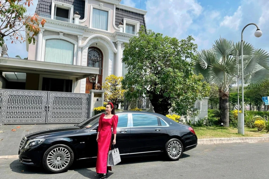 Gia đình cô sống trong căn biệt thự bề thế như tòa lâu đài tại quận 7 (TPHCM). Căn biệt thự lấy tông trắng làm chủ đạo, có khuôn viên rộng rãi.
