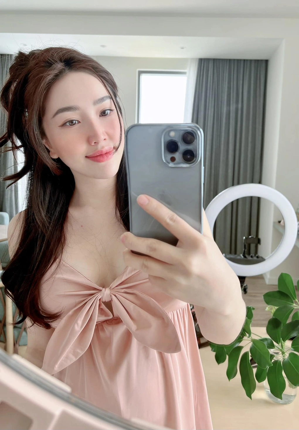 Ca sĩ Bảo Thy cũng khẳng định cuộc sống của cô không hoàn toàn màu hồng nhưng quan trọng là cô biết giữ tinh thần tích cực. Đây cũng là một trong những bí quyết giúp cô kéo dài vẻ đẹp thanh xuân và luôn rạng ngời. "Tôi tin khi bạn đối xử với những người xung quanh bằng sự tử tế, tình yêu thương và bao dung, cuộc đời sẽ trả lại cho bạn những gì xứng đáng nhất", ca sĩ chia sẻ (Ảnh: Facebook nhân vật).