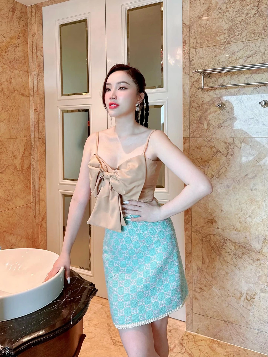 Bước sang tuổi 35, Bảo Thy nhận nhiều lời khen về nhan sắc trẻ trung, quyến rũ. Hiện cô giữ số đo 3 vòng là 92-65-93cm.