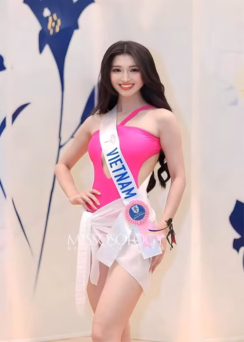 Phương Nhi khoe vẻ đẹp ngọt ngào, gợi cảm ở phần thi áo tắm trong bán kết. Ảnh: Missosology.