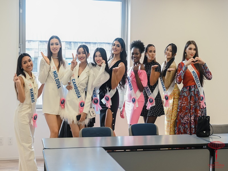 Theo Phụ Nữ Việt Nam, đại diện Campuchia hết lời khen ngợi Phương Nhi. "Có lần tôi trở về phòng và Phương Nhi thì đang ngủ, nhưng dù vậy cô ấy vẫn cố gượng dậy để chào và hỏi thăm tôi có mệt không. Cô ấy thật ngọt ngào", đại diện Campuchia chia sẻ. Ảnh: Miss International.