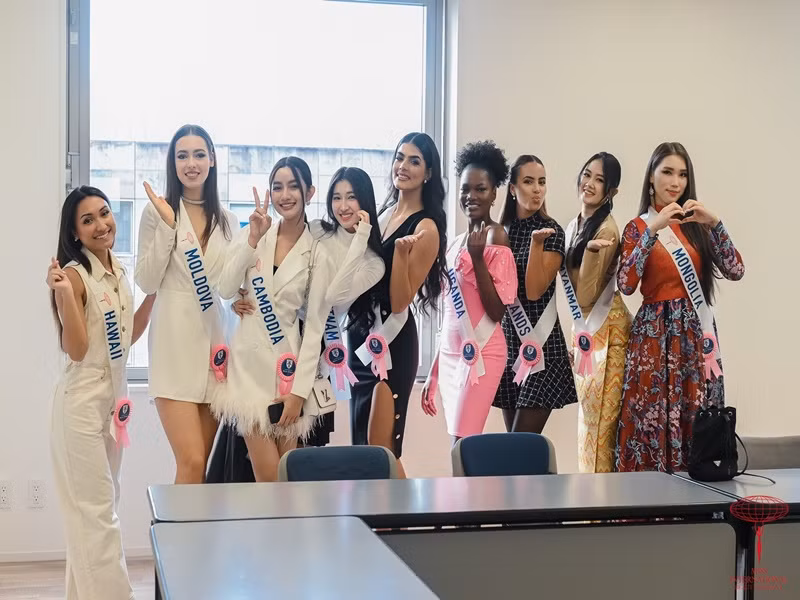 Theo Phụ Nữ Việt Nam, đại diện Campuchia hết lời khen ngợi Phương Nhi. "Có lần tôi trở về phòng và Phương Nhi thì đang ngủ, nhưng dù vậy cô ấy vẫn cố gượng dậy để chào và hỏi thăm tôi có mệt không. Cô ấy thật ngọt ngào", đại diện Campuchia chia sẻ. Ảnh: Miss International.