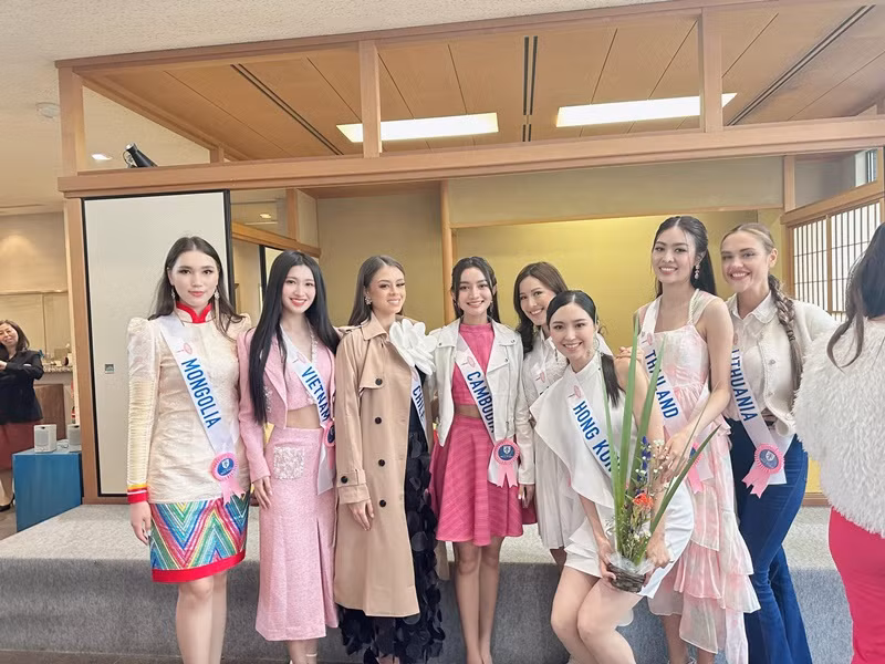 Đại diện Moldova khen Phương Nhi có vóc dáng thật đẹp, đôi chân nuột nà cũng như rất cởi mở, tốt bụng và thân thiện. Ảnh: Miss International.