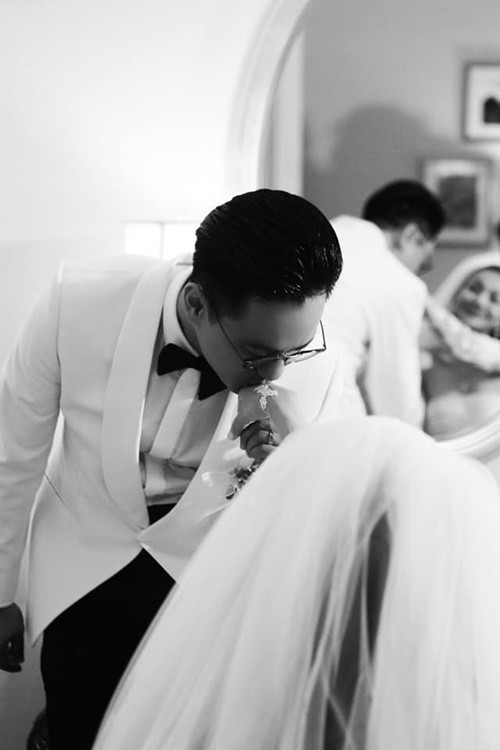 Nam nhạc trưởng ân cần hôn tay bà xã người mẫu. Ảnh: FBNV.