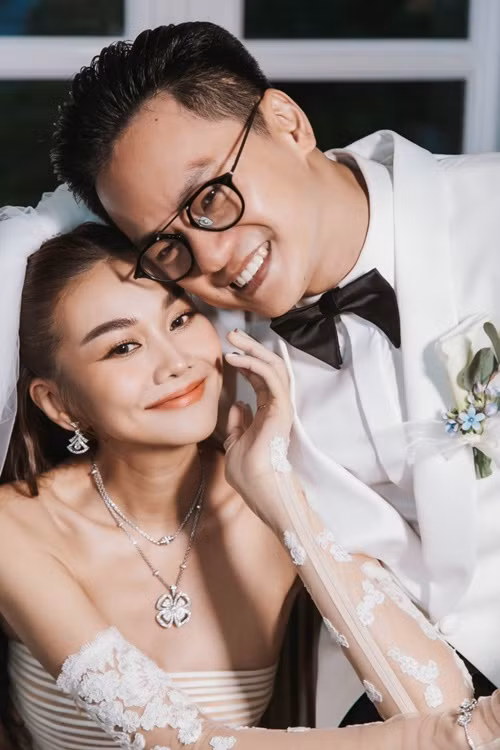 Ông xã Thanh Hằng luôn cười thật tươi bên vợ. Ảnh: Vietnamnet.