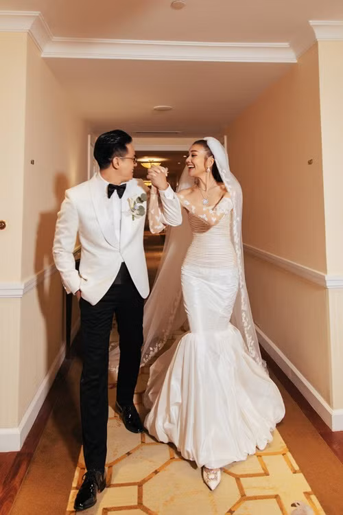 Doanh nhân Anh Thơ - bà xã diễn viên Bình Minh chia sẻ về vợ chồng Thanh Hằng: “Phải bay cấp tốc về để chứng kiến người yêu cập bến bờ hạnh phúc. Mình tin rằng mình hiểu người ấy vô cùng và cũng đủ biết anh bạn còn lại để biết thà chậm mà chắc hoàn toàn chính xác trong trường hợp “duyên tiền định” này. Chúc bạn ấy mãi hạnh phúc nhé, vì bạn thật sự xứng đáng được như vậy". Ảnh: FBNV.