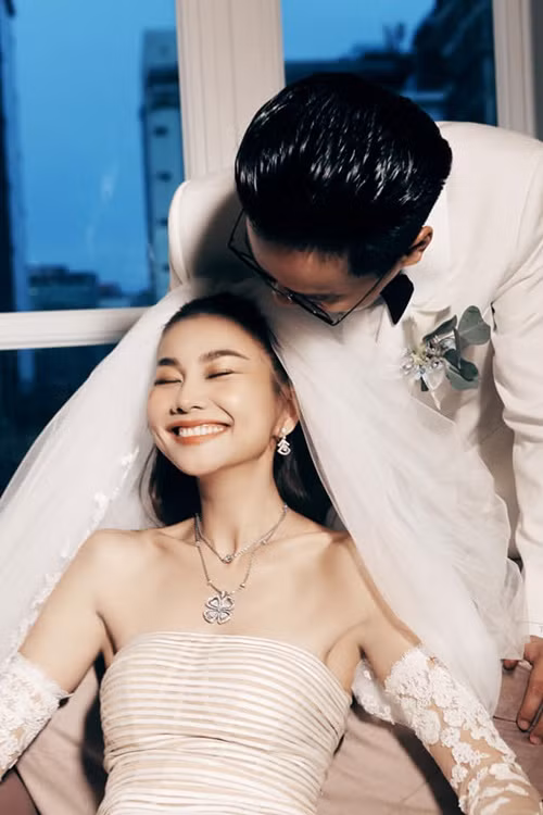 Nhạc trưởng Trần Nhật Minh không rời Thanh Hằng nửa bước. Ảnh: FBNV.