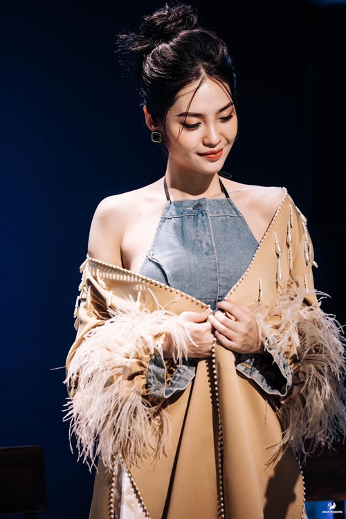 Thời điểm đăng quang, chia sẻ trên Vietnamnet, người đẹp cho biết, cô và bạn trai có một tình yêu gà bông khi cả hai là sinh viên bình thường. Ảnh: FBNV.