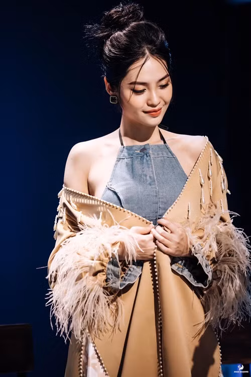 Thời điểm đăng quang, chia sẻ trên Vietnamnet, người đẹp cho biết, cô và bạn trai có một tình yêu gà bông khi cả hai là sinh viên bình thường. Ảnh: FBNV.