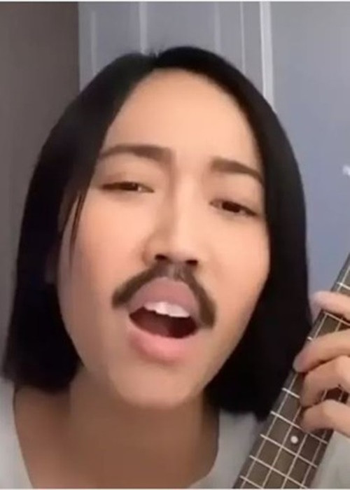 Bà xã Anh Tú khiến fan cười nghiêng ngả khi hóa trang thành rapper Binz đàn hát. Ảnh: Vietnamnet.