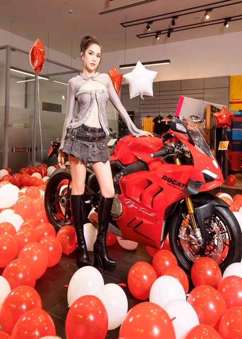 Khong chi Ngoc Trinh, loat sao bi 