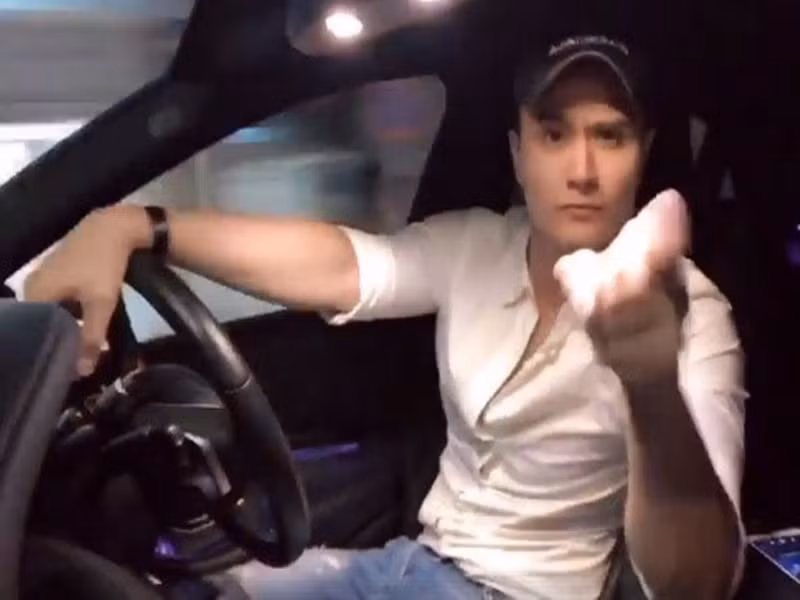 Vĩnh Thụy từng đăng tải clip vừa lái xe vừa nhún nhảy trên xe. Đặc biệt, có lúc, anh bỏ cả hai tay. Ảnh: Dân Việt.