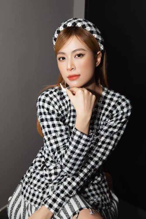 Giọng ca See tình không lên tiếng về clip bỏ tay khi lái xe. Ảnh: FBNV.