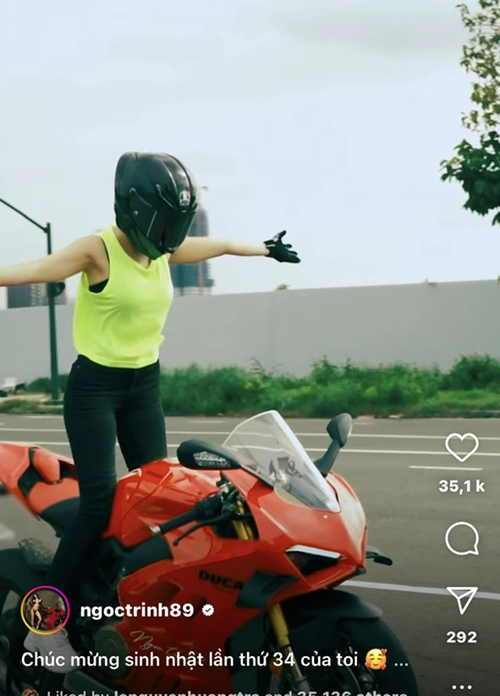 Trước đó, Ngọc Trinh lái xe mô tô và tạo nhiều dáng nguy hiểm. Hình ảnh Ngọc Trinh "diễn xiếc" khiến dư luận bức xúc. Ảnh: Người Lao Động.