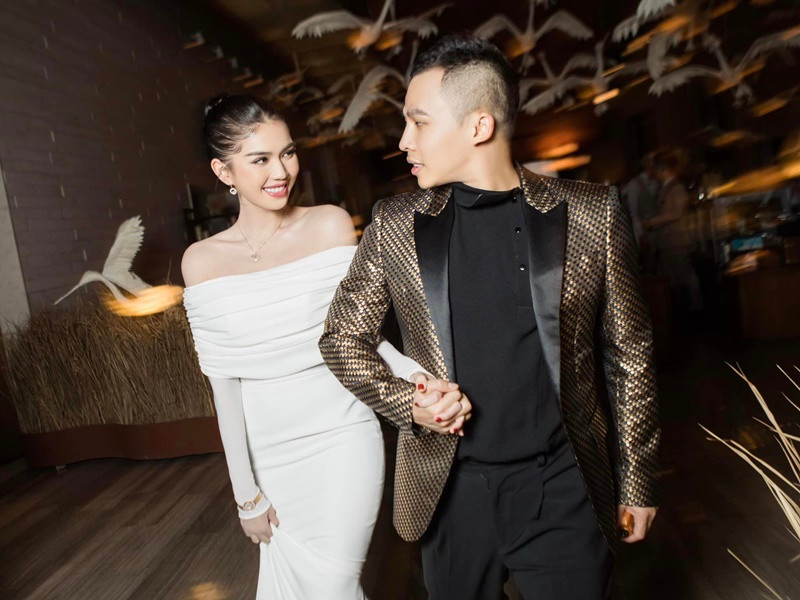 Ngọc Trinh chia sẻ lý do ở chung với Khắc Tiệp: "Vì sống chung một lâu đài thì hai đứa sẽ có nhiều thời gian nuôi dưỡng chăm sóc cho tình cảm đôi lứa và đứa con tinh thần mới". Một thời gian sau đó, Ngọc Trinh rời biệt thự của Khắc Tiệp. Ảnh: FBNV.