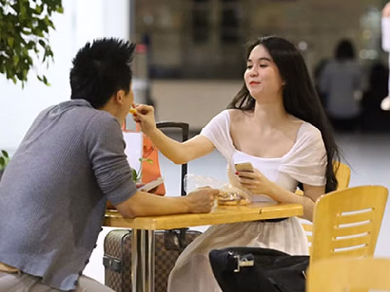 Năm 2011, Khắc Tiệp thừa nhận mối tình 1 năm với Ngọc Trinh. “Trước đây tôi có yêu Trinh gần 1 năm, sau đó thôi vì rất có thể khi ấy tôi có nhiều cô gái vây xung quanh chăng? ... Nếu có cơ hội tôi sẽ yêu lại. Thời điểm hiện tại, tôi đang tập trung cho sự nghiệp, tôi muốn sự nghiệp của mình phải thật vững chãi để lo được cho một người phụ nữ”, ông bầu chia sẻ trong cuộc phỏng vấn với Mốt Và Cuộc Sống. Về phần mình, Ngọc Trinh thừa nhận: “Đúng là tôi và anh Tiệp có thời gian yêu nhau nhưng đã chia tay lâu rồi”. Ảnh: Zing.