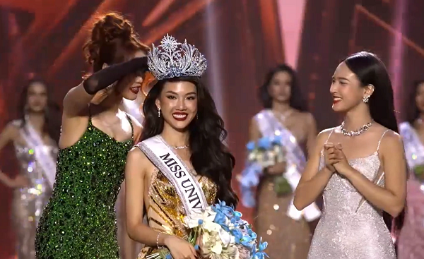 4 hoa hau vuong on ao di bar, hut “bong cuoi“