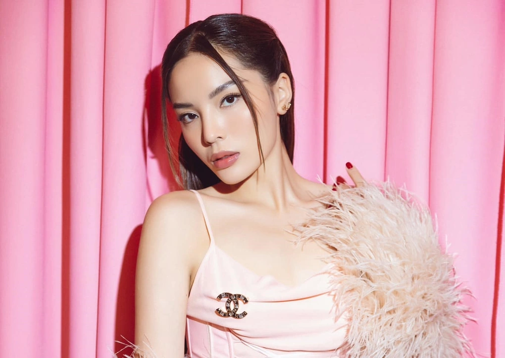 4 hoa hau vuong on ao di bar, hut “bong cuoi“-Hinh-4