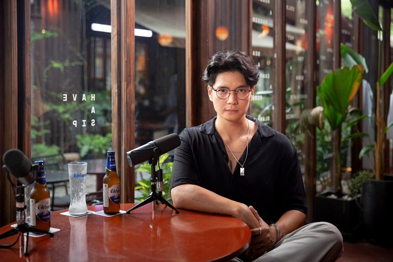 Ông xã của Ngô Thanh Vân mặc bụi bặm, năng động ở đời thường, lịch lãm khi dự sự kiện. Ảnh: FBNV.