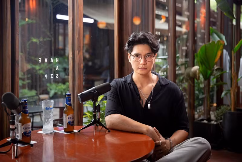 Ông xã của Ngô Thanh Vân mặc bụi bặm, năng động ở đời thường, lịch lãm khi dự sự kiện. Ảnh: FBNV.