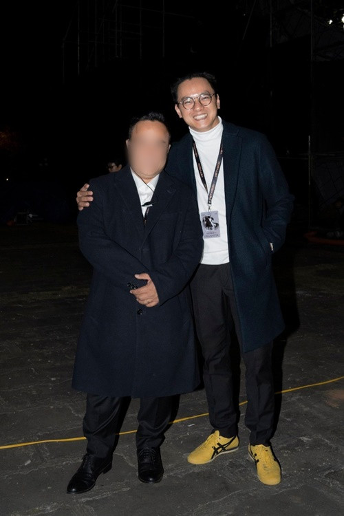 Hôn phu của Thanh Hằng mặc trẻ trung ở đời thường. Anh thường kết hợp quần jean với giày thể thao. Ảnh: FBNV.