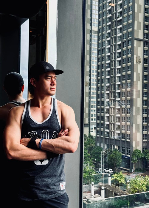 Bạn trai của Trương Ngọc Ánh khoe cơ bắp cuồn cuộn. Ảnh: FBNV.