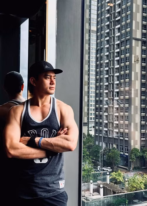 Bạn trai của Trương Ngọc Ánh khoe cơ bắp cuồn cuộn. Ảnh: FBNV.