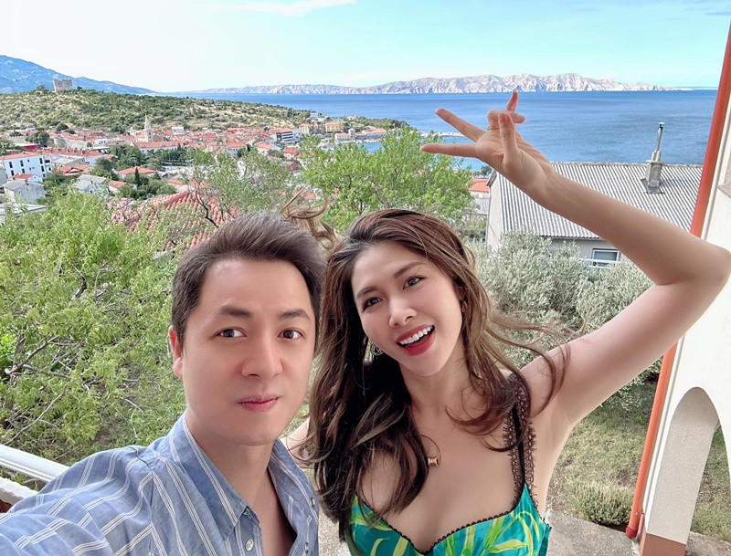 Dù từng hai lần sinh nở, bà xã Đăng Khôi vẫn quyến rũ khó rời mắt.