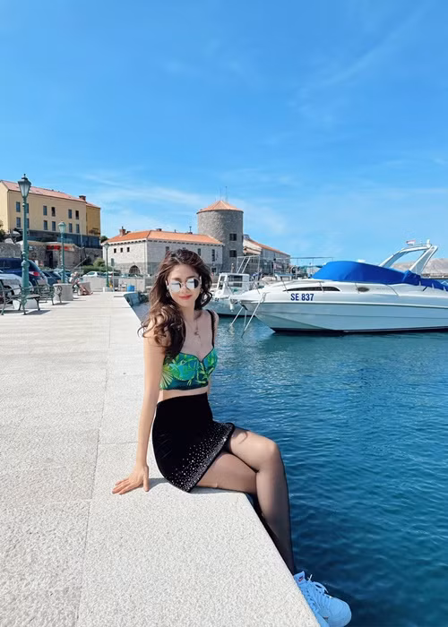 Bà xã Đăng Khôi diện áo croptop kết hợp chân váy ngắn. Cô đi giày thể thao. Set đồ giúp Thủy Anh trẻ trung, gợi cảm.