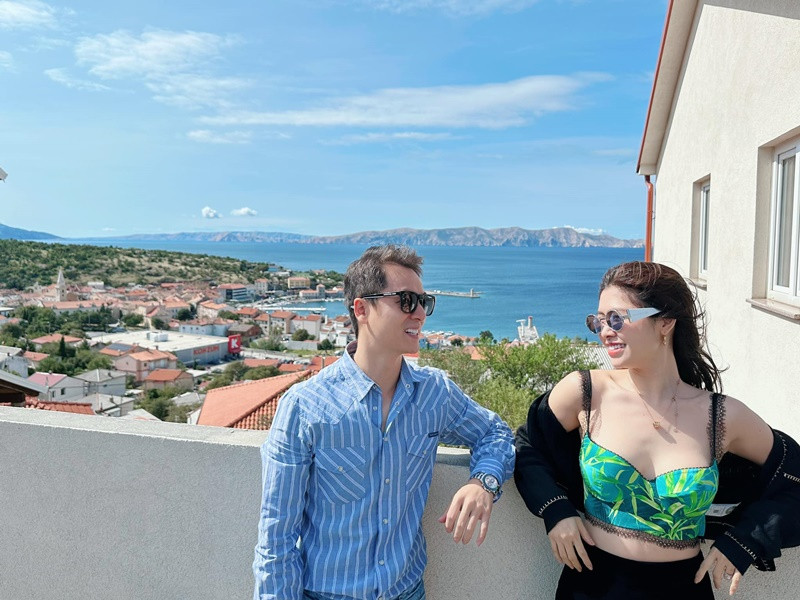 Đăng Khôi tâm sự: "Có phải yêu lại từ đầu. Cảm giác này giống như hồi mình mới quen nhau, nhìn nhau cũng thấy bẽn lẽn. Bình yên và cảm thấy nhẹ nhàng bên nhau. Có lẽ khi đến một thành phố đẹp và thanh bình như này làm cho cảm xúc của hai đứa được trở lại như xưa vợ nhỉ".