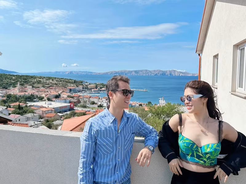 Đăng Khôi tâm sự: "Có phải yêu lại từ đầu. Cảm giác này giống như hồi mình mới quen nhau, nhìn nhau cũng thấy bẽn lẽn. Bình yên và cảm thấy nhẹ nhàng bên nhau. Có lẽ khi đến một thành phố đẹp và thanh bình như này làm cho cảm xúc của hai đứa được trở lại như xưa vợ nhỉ".