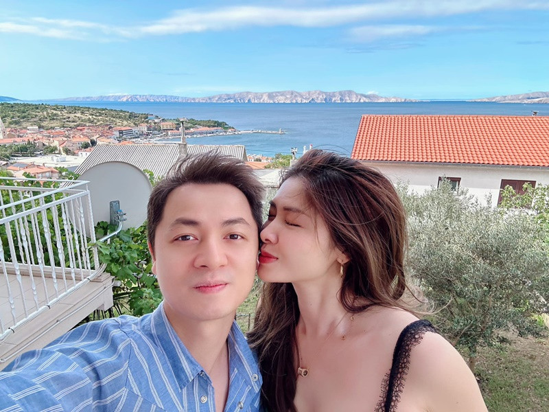 Vợ chồng nam ca sĩ tình tứ như ngày mới yêu.