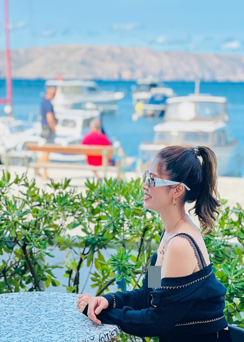 Đáp lời Đăng Khôi, Thủy Anh viết: "Mình lúc nào cũng yêu như ngày đầu ý. Mà ngày đầu thì không dám mặc thế này anh yêu ơi".