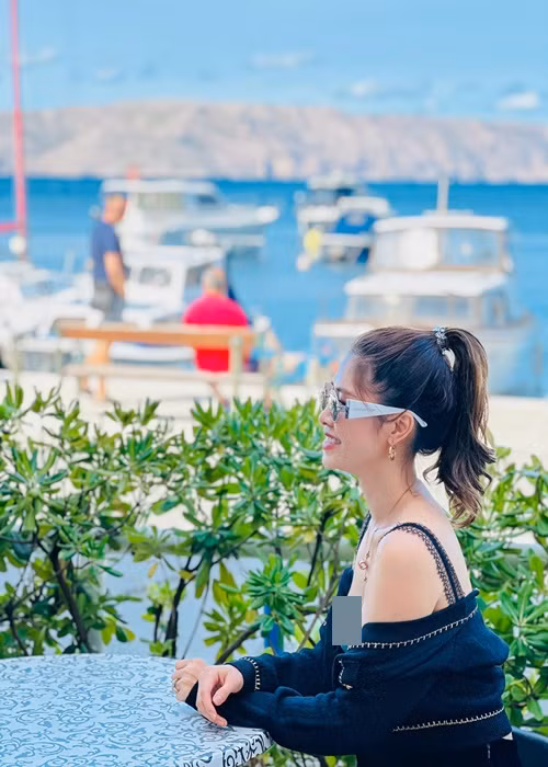 Đáp lời Đăng Khôi, Thủy Anh viết: "Mình lúc nào cũng yêu như ngày đầu ý. Mà ngày đầu thì không dám mặc thế này anh yêu ơi".