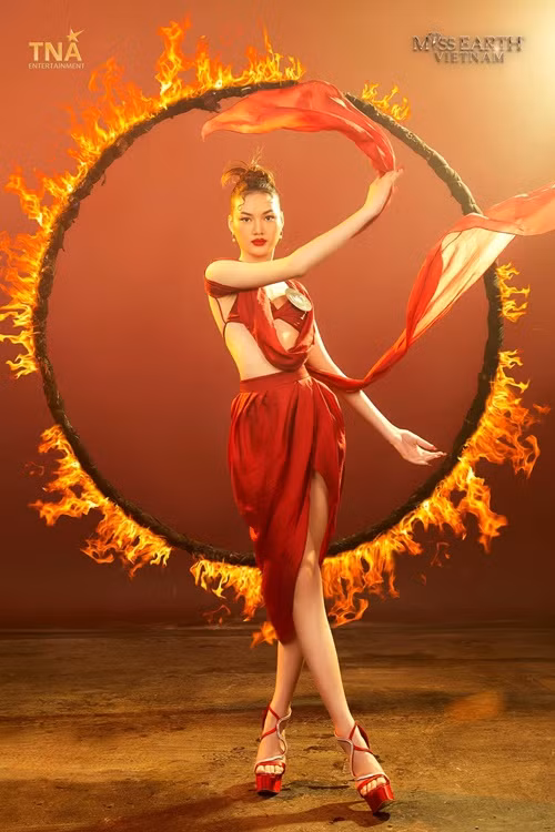 Theo Dân Việt, Á hậu Thu Trang là sinh viên Học viện Ngoại giao, đã được kết nạp Đảng. Cô từng giành giải nhì Olympic tiếng Anh năm 2021. Ảnh: Miss Earth Vietnam.