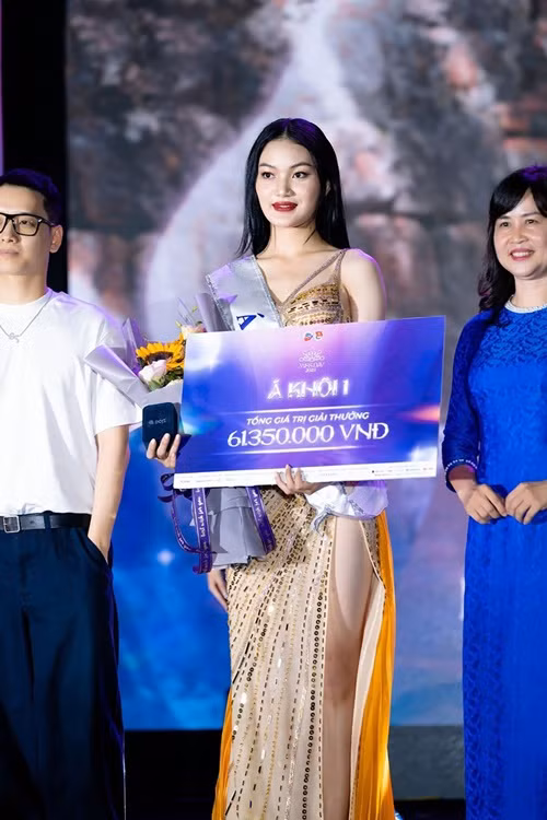 Người đẹp đến từ Ninh Bình giành giải Á khôi 1 Miss DAV – Hoa khôi Ngoại giao 2023. Ảnh: Tiền Phong.