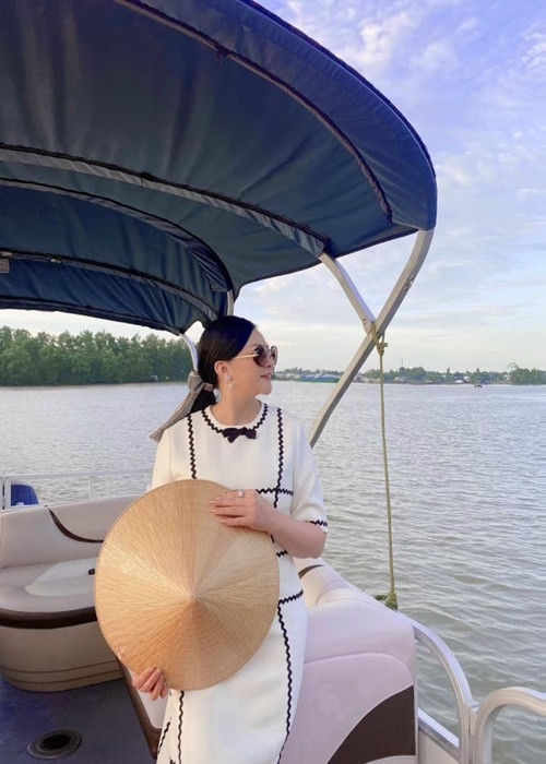 Theo Quang Lê, ca sĩ Như Quỳnh hẹn hò một người đàn ông kém cô 12 tuổi.