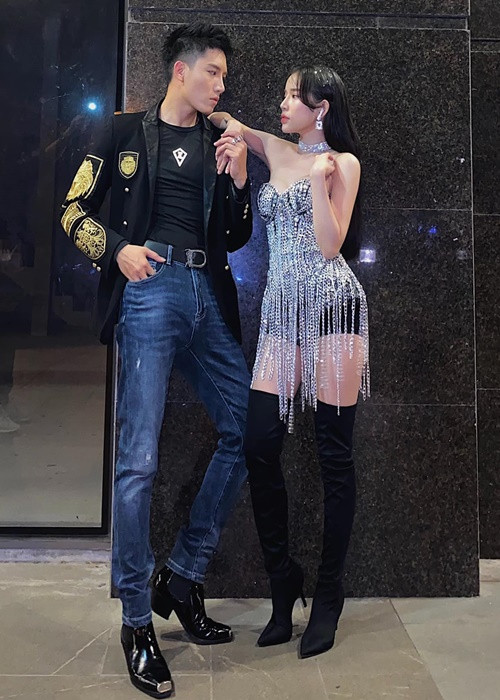 Anh Tú còn gọi Lyly là bé. "LoveLy - EP đầu tiên của nhỏ hàng xóm ấp ủ từ lâu đã được phát hành. Anh tự hào về bé nhiều lắm", nam ca sĩ viết.