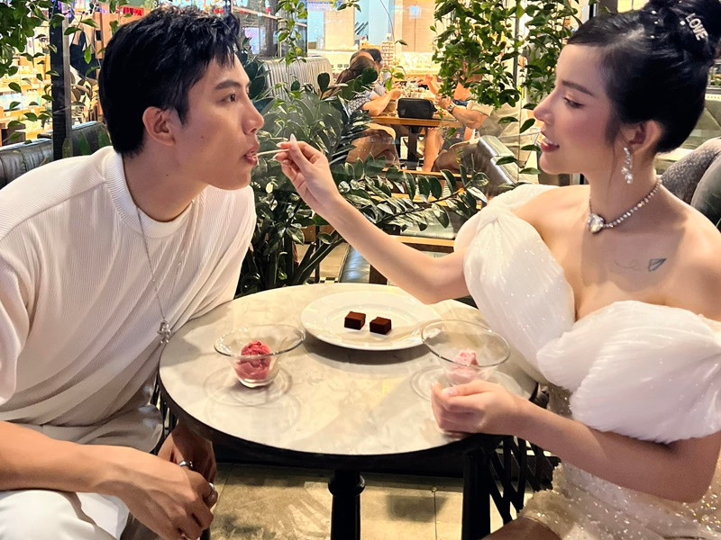 Cả hai được nhận xét xứng đôi vừa lứa.