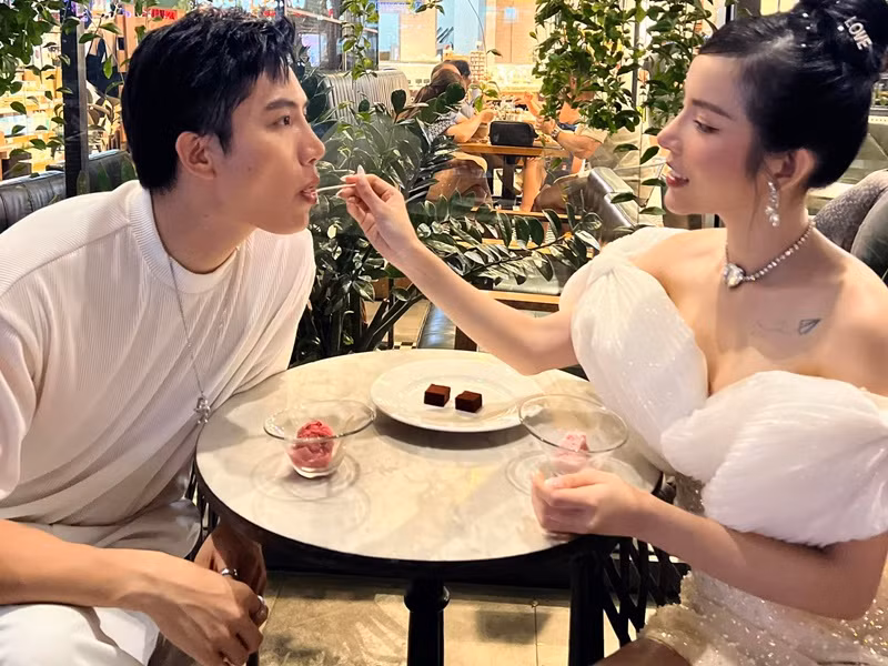 Cả hai được nhận xét xứng đôi vừa lứa.