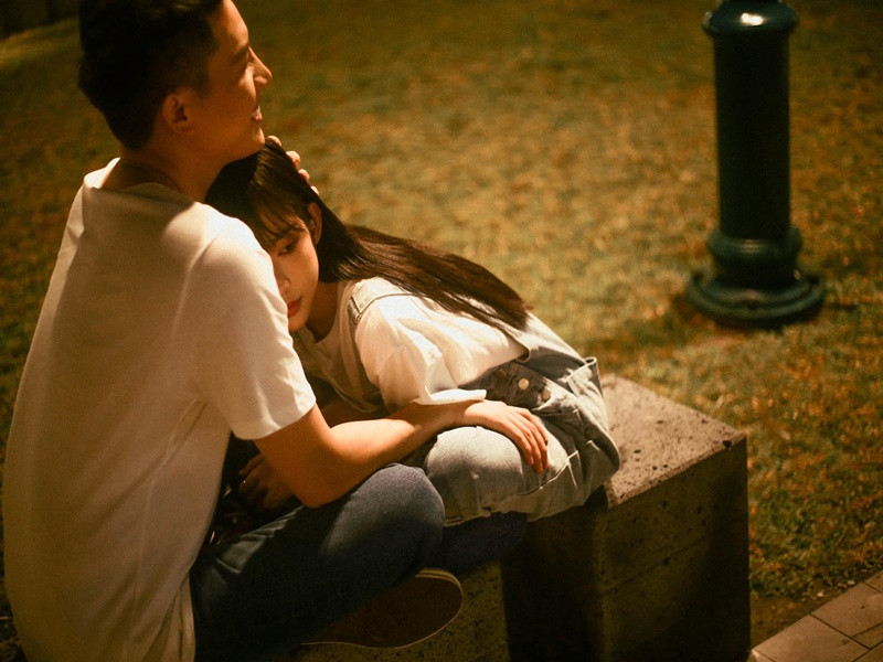 Những cử chỉ tình tứ mỗi khi xuất hiện bên nhau ở đời thường cũng làm dấy nghi vấn tình cảm giữa Lyly và Anh Tú.