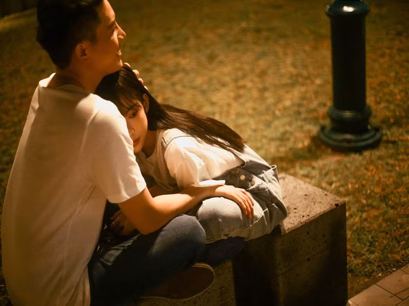 Những cử chỉ tình tứ mỗi khi xuất hiện bên nhau ở đời thường cũng làm dấy nghi vấn tình cảm giữa Lyly và Anh Tú.