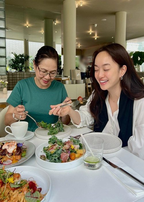 Nữ diễn viên khoe mặt mộc đẹp không tỳ vết khi đi ăn cùng mẹ ruột.