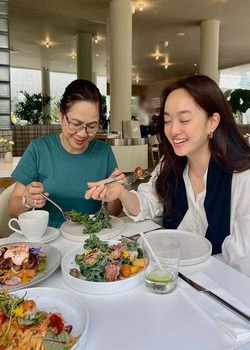 Nữ diễn viên khoe mặt mộc đẹp không tỳ vết khi đi ăn cùng mẹ ruột.